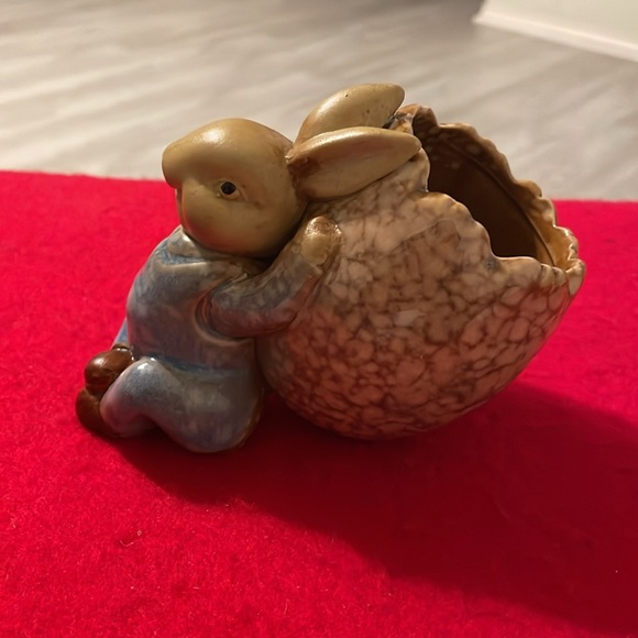 Rare Find Vintage Ceramic Bunny Rabbit Resting on a Cracked Egg Planter - Picture 4 of 6
